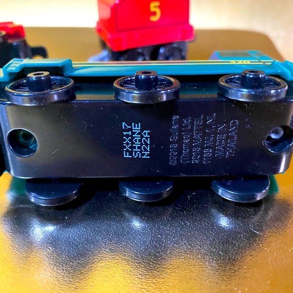 THOMAS AND FRIENDS ADVENTURE TRAINS 2018 JAMES (GREEN) SHANE w/TeNDER (RED) 3.5” - Picture 12 of 13